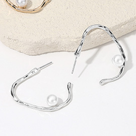 SECRET BOX_Sterling Silver Dipped Pearl Pointed Hammered Metal Hoop Earrings